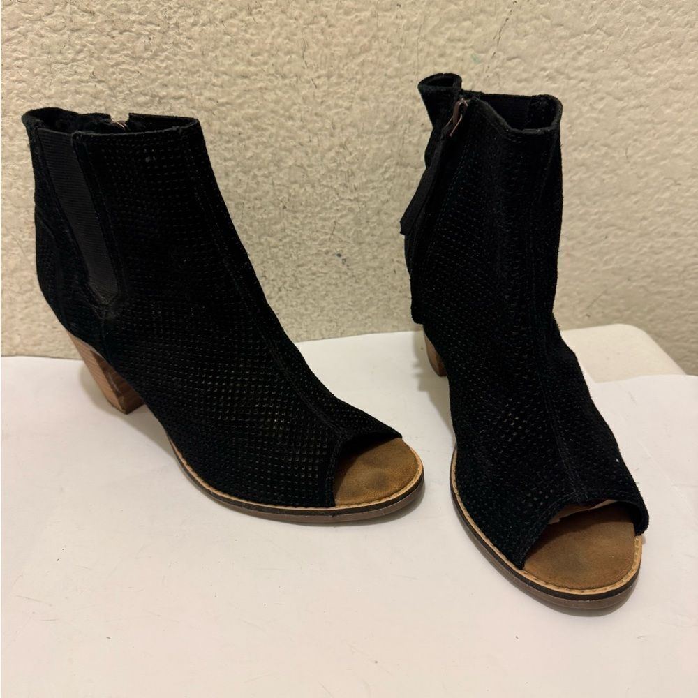 TOMS Peep Toe Booties Suede Leather Ankle Boots Black Heels US 9 - Picture 2 of 7